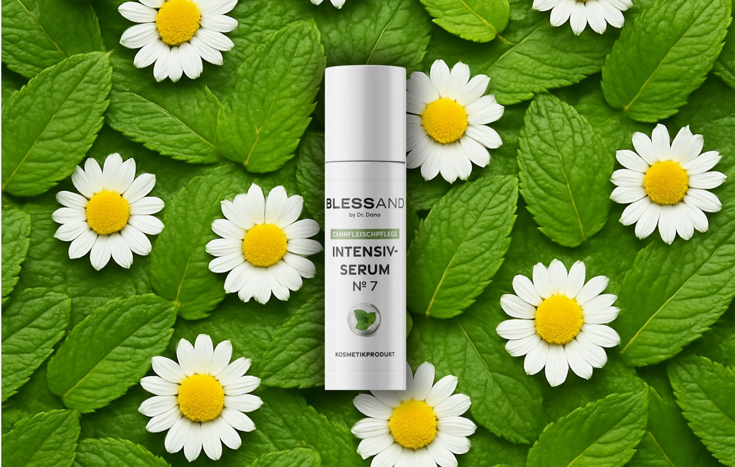 Das Blessand Produkt vor einem Hintergrund mit Blättern und Kamilleblüten. 